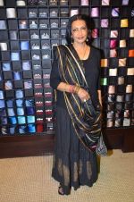 at Anjana Khutalia paints designer Pria Kataria Puri in Satya Paul Store on 16th Feb 2012 (29).JPG